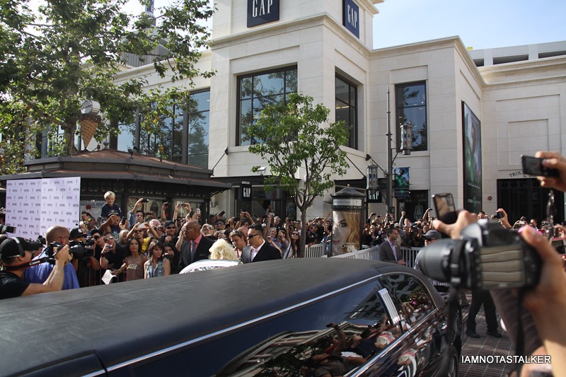 christina-aguilera-the-voice-extra-the-grove-79