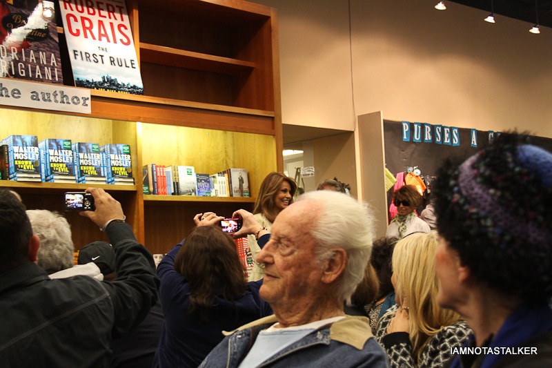 Raquel-Welch-Book-Signing-Vromans-Pasadena-8