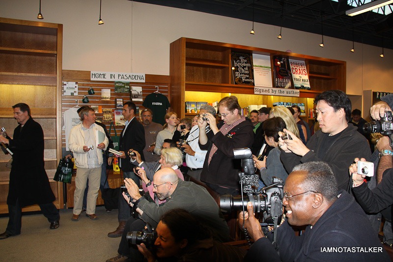 Raquel-Welch-Book-Signing-Vromans-Pasadena-20