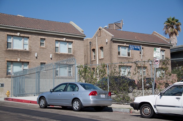 Dexter-Lilas-House-in-Hollywood-19