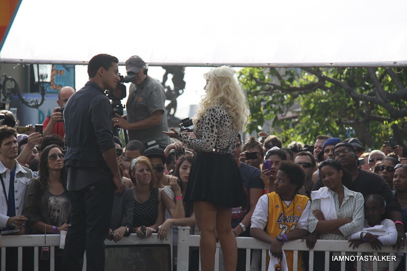christina-aguilera-the-voice-extra-the-grove-166
