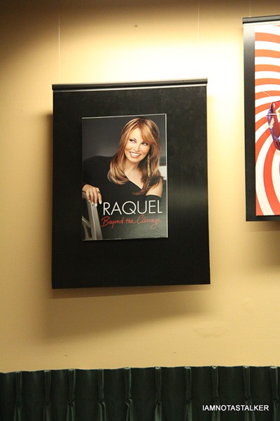Raquel-Welch-Book-Signing-Vromans-Pasadena-5