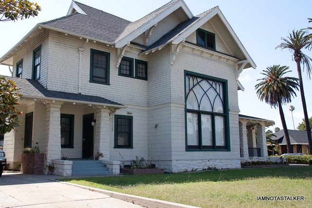 Six-Feet-Under-Mortuary-6