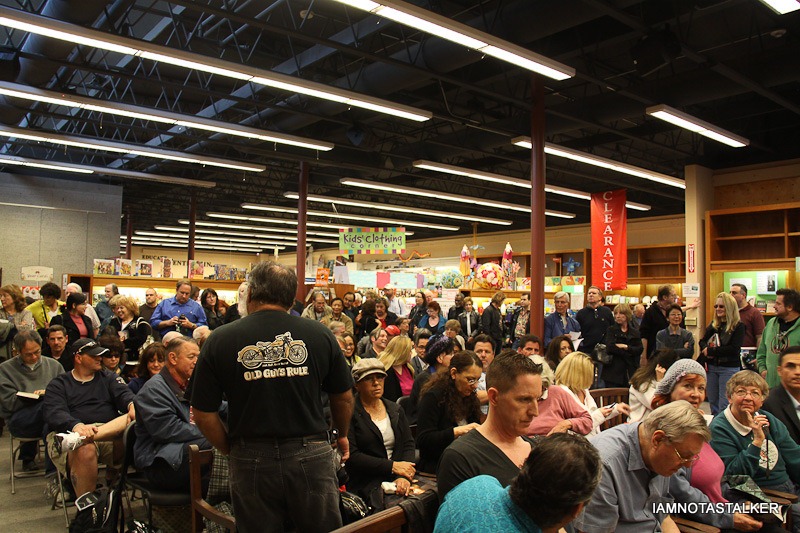 Raquel-Welch-Book-Signing-Vromans-Pasadena-6