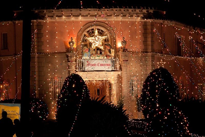 Balian-Mansion-Christmas-Lights-12