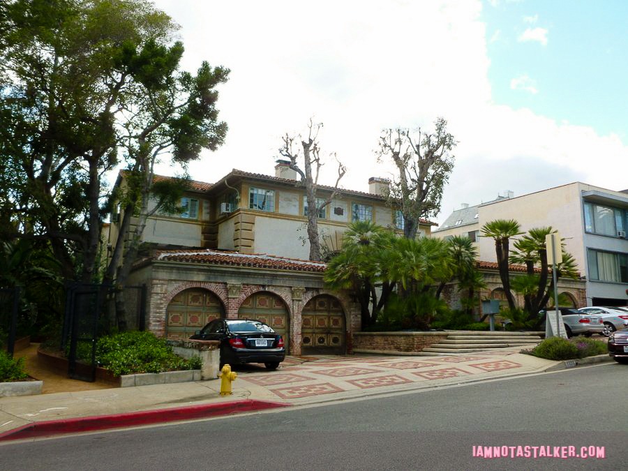 Under the Yum Yum Tree apartment building-1040315