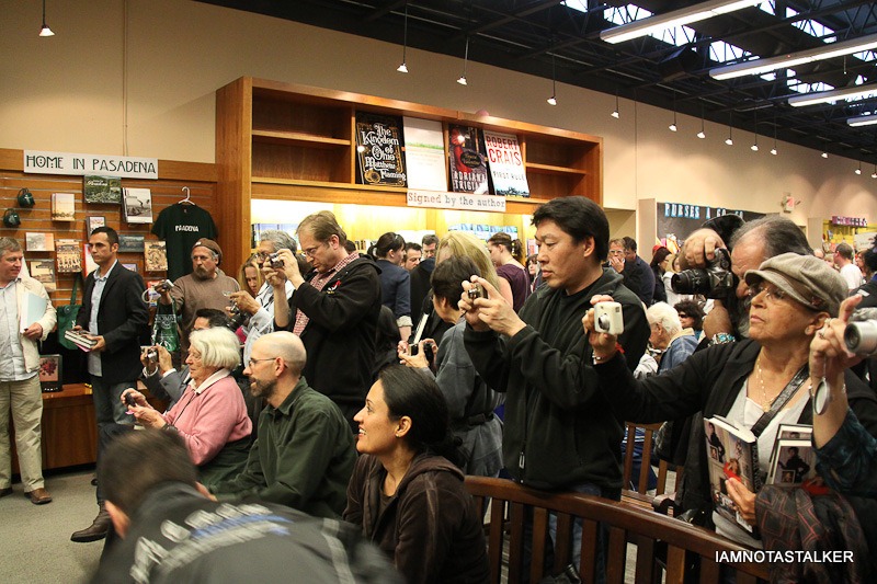 Raquel-Welch-Book-Signing-Vromans-Pasadena-19