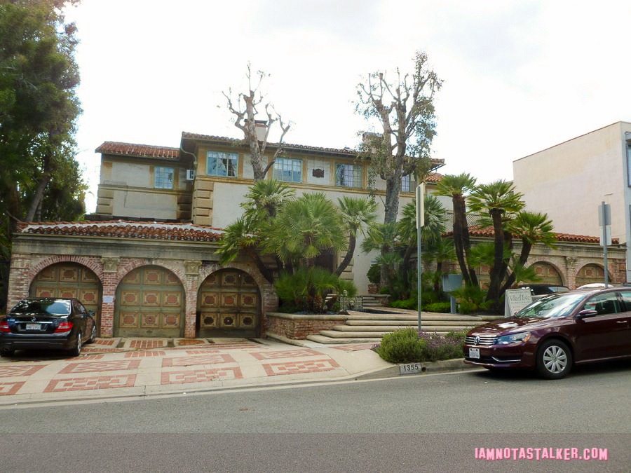 Under the Yum Yum Tree apartment building-1040312