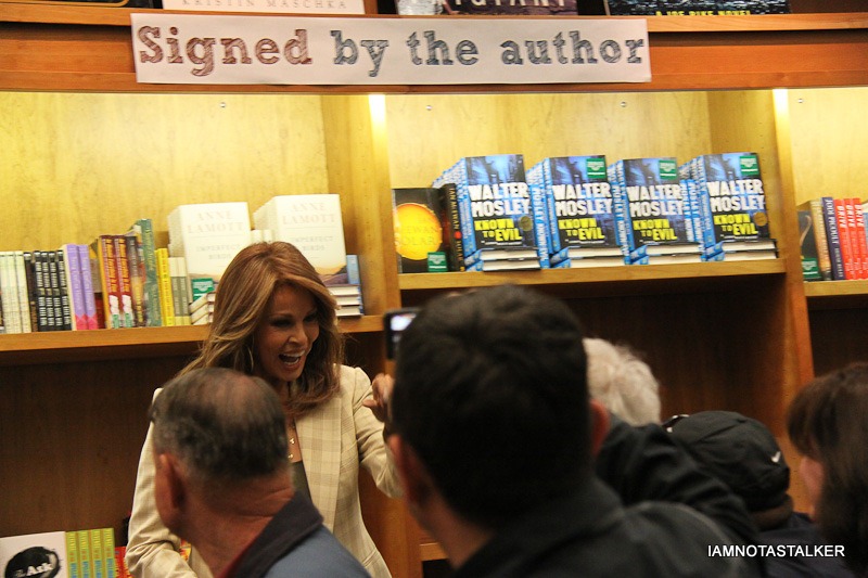 Raquel-Welch-Book-Signing-Vromans-Pasadena-10